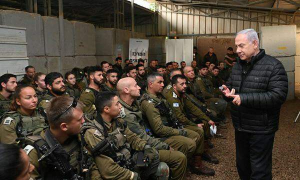 Der israelische Premier, Benjamin Netanyahu (hier bei Soldaten im Stützpunkt Elyakim), lässt einen Dreistufenplan für die Zukunft des Gazastreifens ausarbeiten.