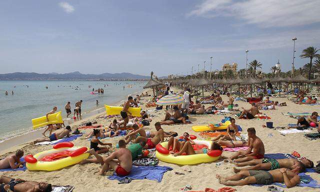 Tourists crowd Palma de Mallorca´s Arenal beach on the Spanish Balearic island of Mallorca