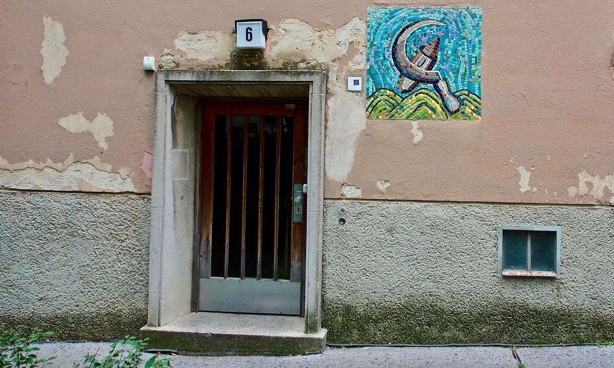 Mosaik im Gemeindabau Zeillergasse.