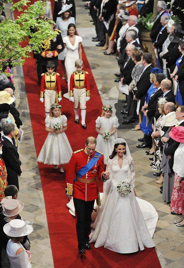 Nach der rund einstündigen Trauungszeremonie, an deren Ende die Nationalhymne "God Save the Queen" gesungen wurde, verließen Kate und William die Kirche.