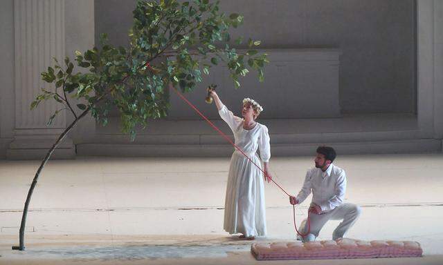 Zerlina (Anna Lucia Richter) und Don Giovanni (Davide Luciano) bei der Fotoprobe des neuen "Giovanni" der Salzburger Festspiele. 