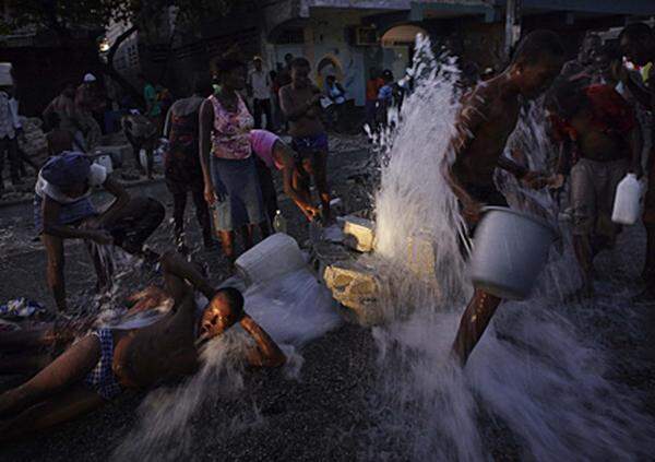 Haiti ist von einem weiteren Nachbeben erschüttert worden. Die Erdstöße hatten eine Stärke von 5,5, wie die US-Erdbebenwarte USGS mitteilte. Das Epizentrum lag rund 40 Kilometer westlich von Port-au-Prince in einer Tiefe von 33 Kilometer.