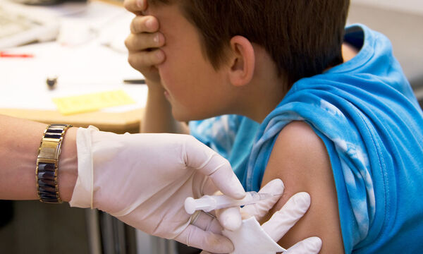 Kind wird geimpft