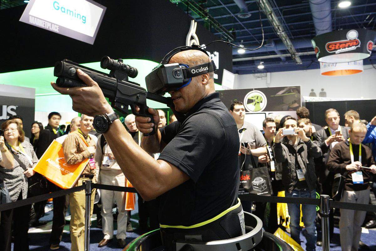 Mit den Oculus VR (Virtual Reality) Brillen in eine andere Welt einzutauchen ist nicht neu. Nun gibt es aber auch spezielle Schuhe mit Sensoren, wodurch man in der virtuellen Welt auch laufen kann.