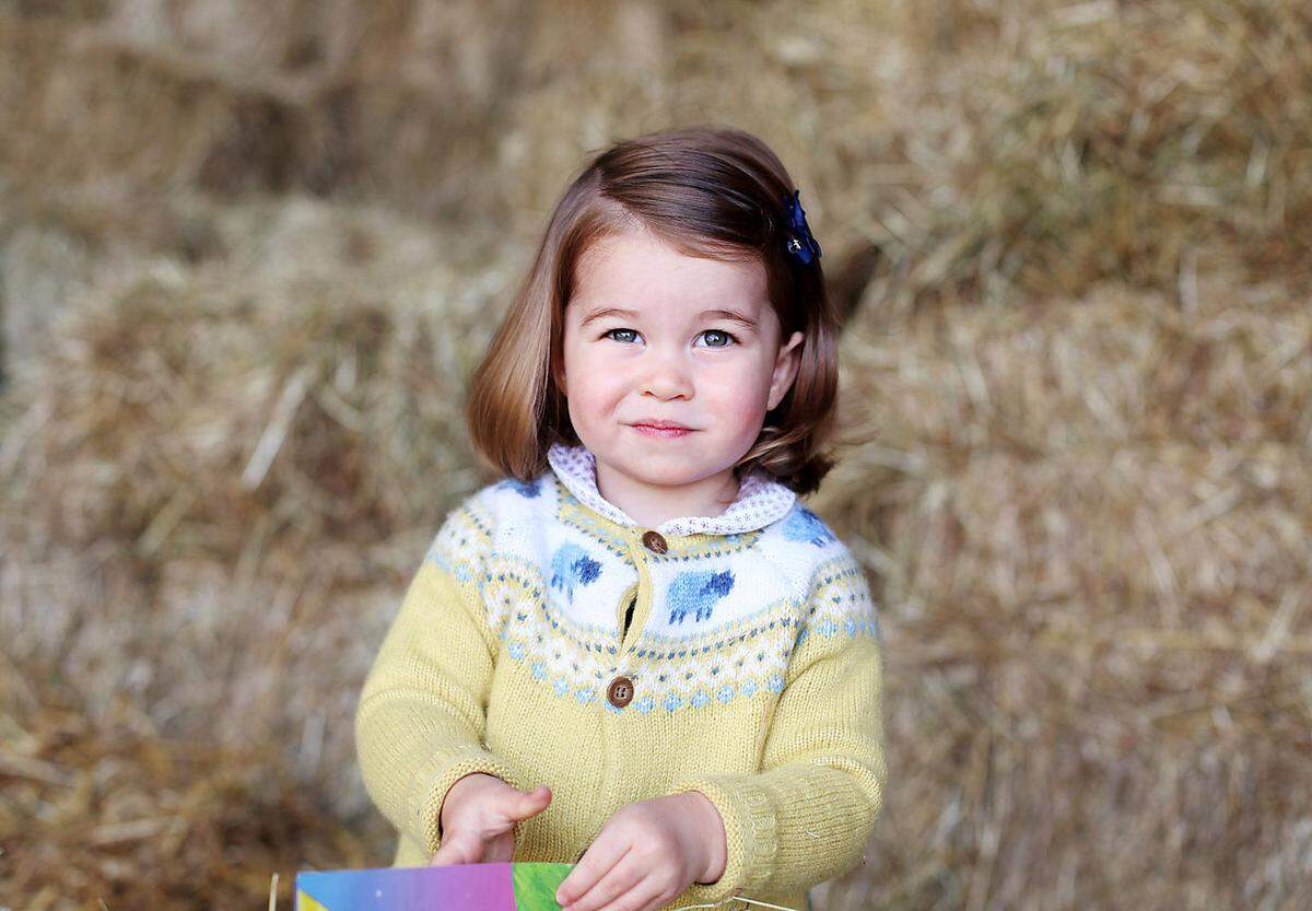 Dass die Familie aber eher draußen anzutreffen ist, beweist das neueste Foto aus Anmer Hall: Herzogin Catherine fotografierte ihre kleine Tochter am Heuboden.