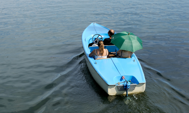 Ein Tipp für die Sommertage vor dem Schulbeginn: eine Fahrt mit dem Elektroboot auf der Alten Donau. 