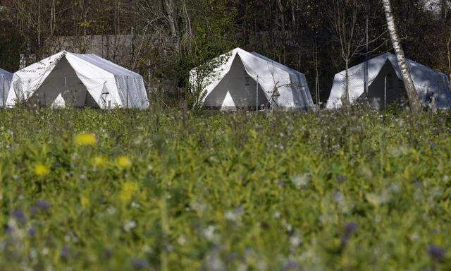 Die Flüchtlingsquartiere des Bundes sind voll, darum wurden nun zur Unterbringung Zelte errichtet (im Bild  St. Georgen im Attergau).