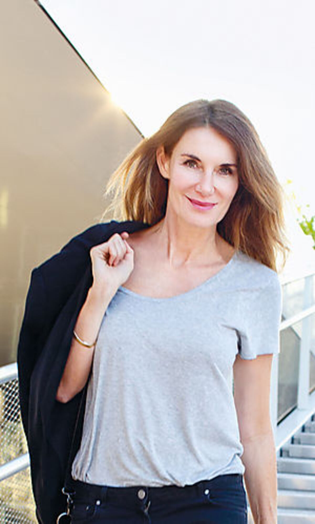 Nicole Adler ist Autorin, Modejournalistin und Herausgeberin der City-Guide-Reihe „for Women only“. Von 1998 bis 2005 war sie Modechefin des Magazins „Diva“, anschließend leitete sie sechs Jahre lang die Moderedaktion des „Kurier“. Adler urlaubte zu der Zeit des Tsunamis mit einer Freundin in einem Strandhotel im thailändischen Khao Lak.