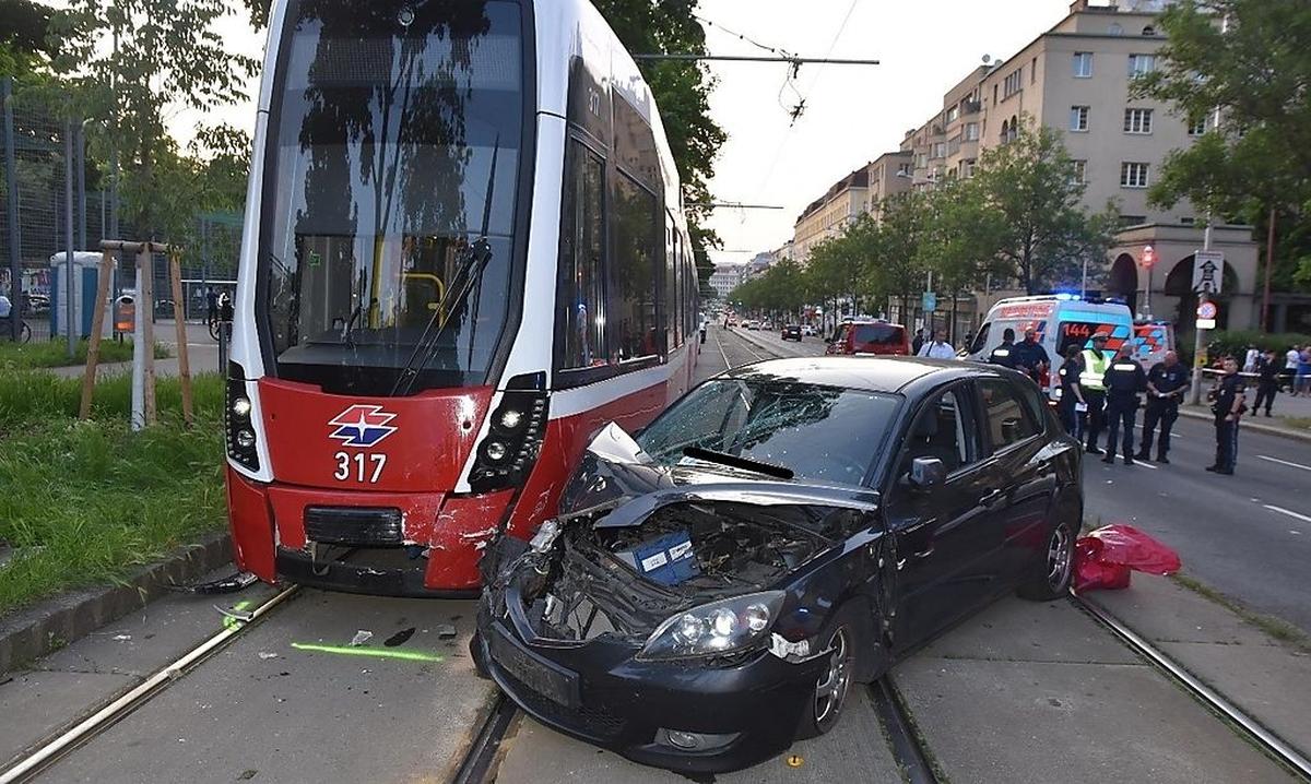 Das Auto krachte auf dem Margaretengürtel gegen die entgegenkommende Straßenbahn.