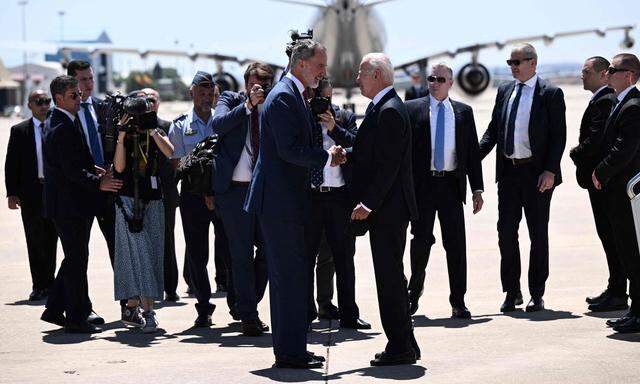 Joe Biden nach seiner Ankunft in Madrid