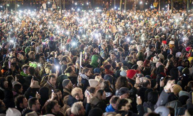 Am 26. Jänner 2024 gab es ein Lichtermeer bei der Demonstration und Großkundgebung „Demokratie verteidigen“ in Wien