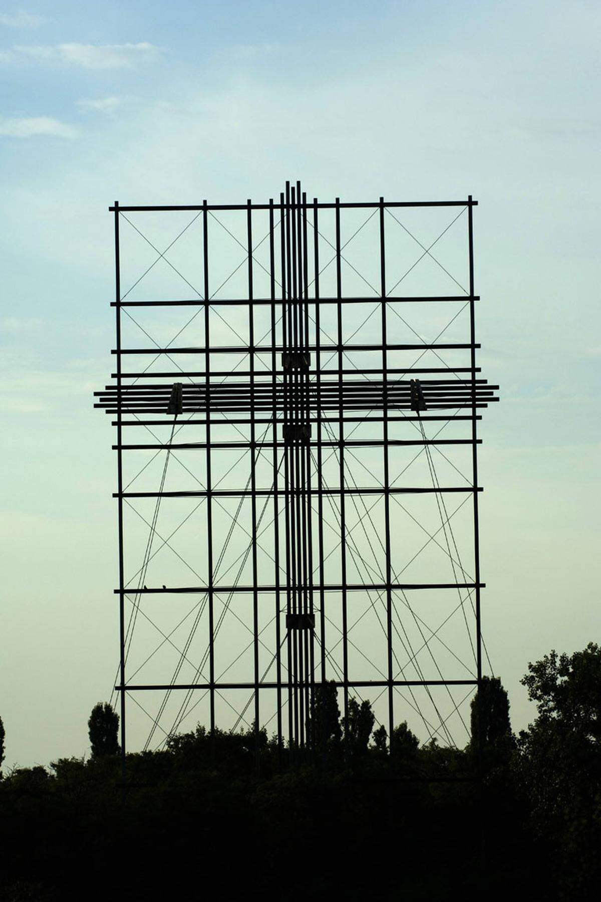 Anlässlich des Papst-Besuchs wurde ein 40 Meter hohes und 56 Tonnen schweres Stahlkreuz aufgestellt. Im Sommer 2010 stand der Abriss im Raum. Nachdem vor allem die "Kronen Zeitung" die drohende "Fällung" zum Thema gemacht hatte, setzten sich Kardinal Schönborn und Bürgermeister Häupl für die Erhaltung ein. Im Juni 2012 wurde das renovierte Kreuz gesegnet.