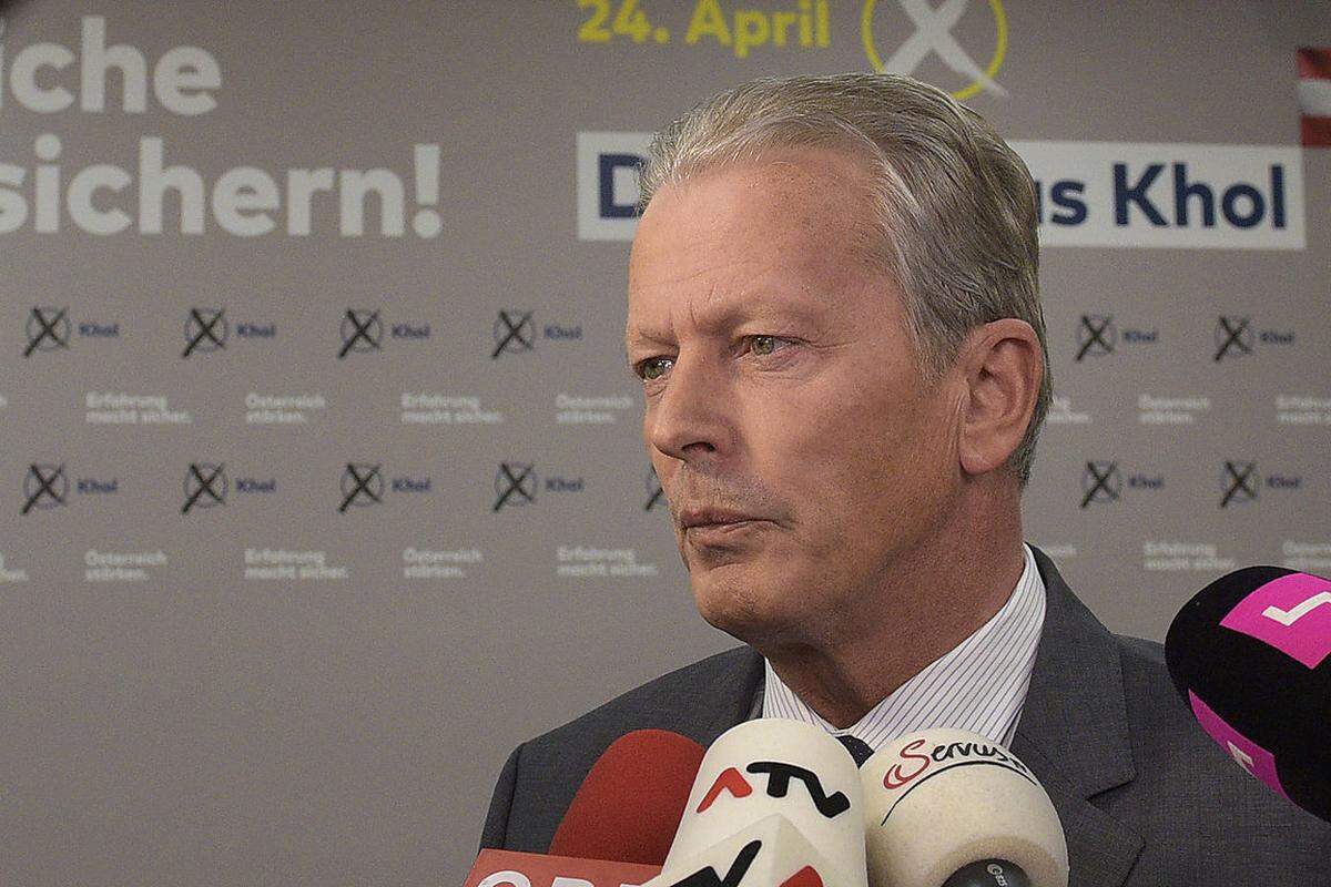 Auf Parteichef Reinhold Mitterlehner muss man noch ein wenig warten. Er hat es nicht eilig, den Journalisten an diesem Abend Rede und Antwort zu stehen. Als er es dann tut, findet er die Ursachen für das Ergebnis unter anderem in einer "Grundstimmung gegen das gesamte politische Establishment". Außerdem sei man wieder einmal zum Opfer der Meinungsforschung geworden. Der negative Trend, der der ÖVP von Beginn an attestiert worden sei, habe taktische Wähler natürlich beeinflusst, meint der ÖVP-Chef. Dieses Argument nehmen ihm aber erkennbar nicht einmal alle anwesenden Parteimitglieder ab.