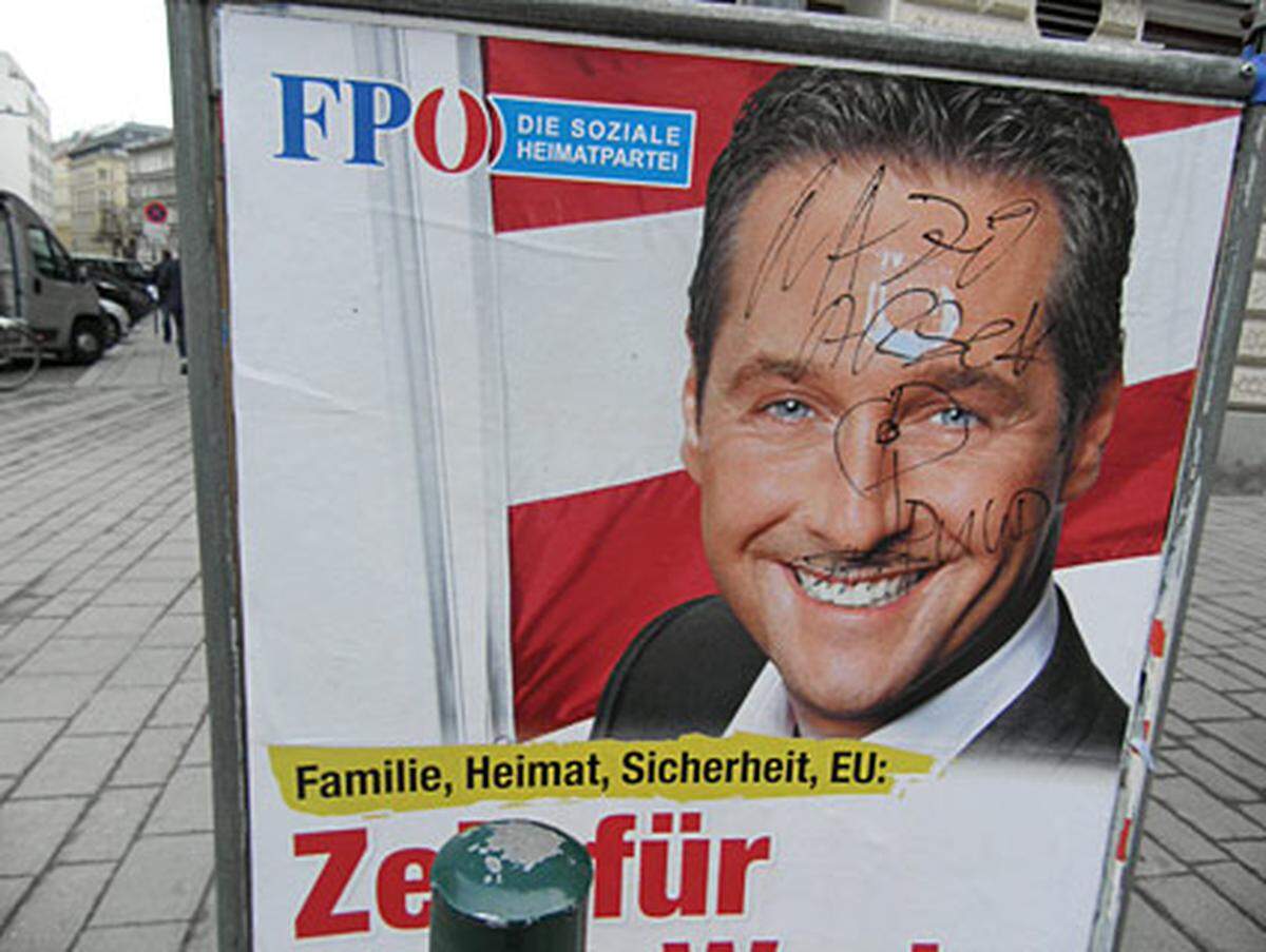 Ein Kuriosum im Wahlkampf für die Bundespräsidenten-Wahl: Neben den kandidierenden Personen wird auch FP-Chef Heinz-Christian Strache plakatiert. Vor allem auf den Plakaten der FPÖ findet man die Aufschrift "Nazi", wie hier auf einem Strache-Plakat...