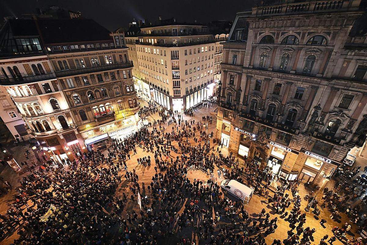 ... und hielten dann laut Polizei mit mehr als 5000 Personen (laut Veranstaltern rund 9000) eine Kundgebung am Stephansplatz ab.