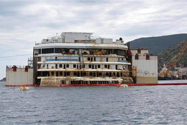 Das Wasser wurde mit komprimierter Luft aus den 30 Schwimmkörpern an beiden Flanken des mehr als 114.000 Tonnen schweren Kolosses gedrückt. Die Tanks trieben auf und hoben so das Schiff an.