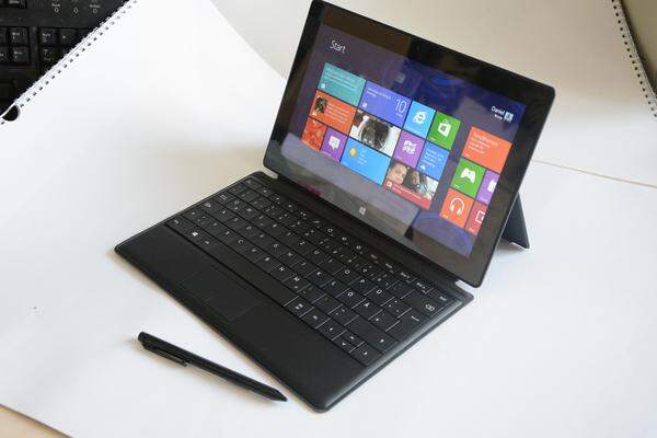 Mit dem Surface Pro will Microsoft das ermöglichen, was das Surface RT nur zum Teil getan hat: Eine vollwertige Windows-8-Erfahrung im Tablet-Format ermöglichen. Herausgekommen ist etwas, das aber mehr einem Ultrabook ohne Tastatur ähnelt. Zum vollständigen Testbericht >>>Text und Bilder: Daniel Breuss