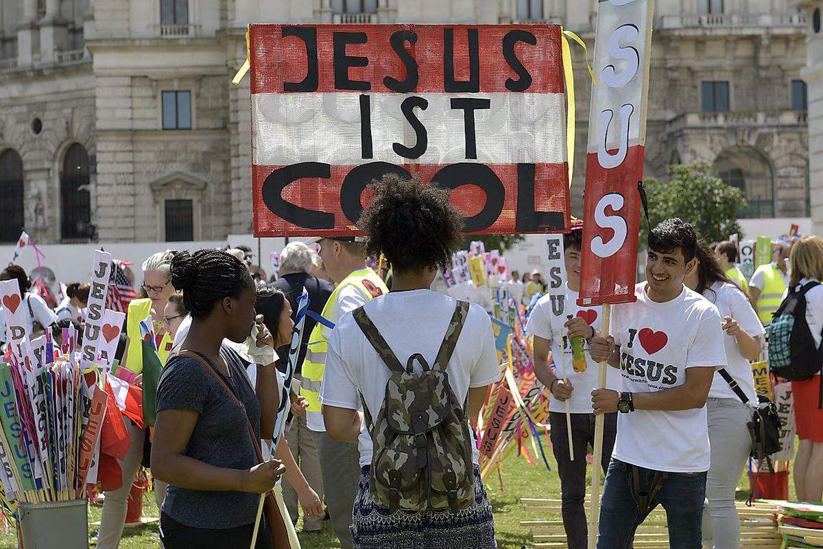 Begonnen hat der Demo-Reigen am Samstag mit dem "Marsch für Jesus". Laut der Polizei hatten sich rund 10.000 Menschen vor dem Umzug rund um den Ring am Heldenplatz getroffen. Die Veranstalter sprachen hingegen von 15.000 bis 18.000 Teilnehmern.    