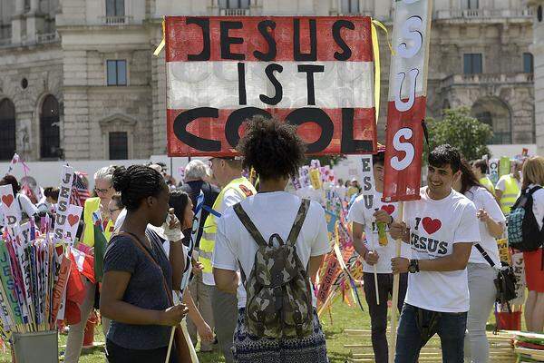 Begonnen hat der Demo-Reigen am Samstag mit dem "Marsch für Jesus". Laut der Polizei hatten sich rund 10.000 Menschen vor dem Umzug rund um den Ring am Heldenplatz getroffen. Die Veranstalter sprachen hingegen von 15.000 bis 18.000 Teilnehmern.    