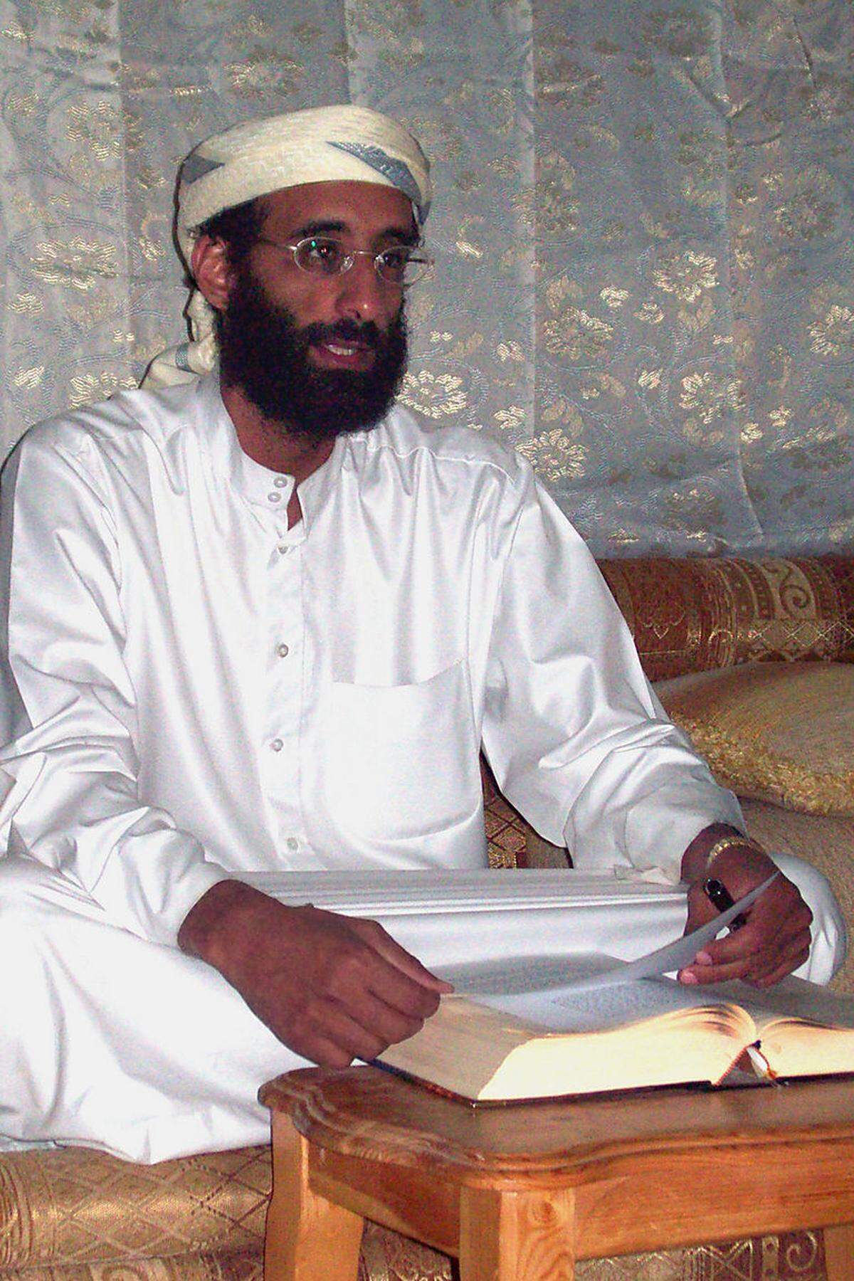 Im September 2011 töteten die USA im Jemen einen anderen hochrangigen al-Qaida-Führer: Anwar al-Awlaki. Der Propagandachef der al-Qaida im Jemen starb bei einem Drohnenangriff. Die Aktion löste in den USA Diskussionen aus, denn al-Awlaki war US-Bürger.