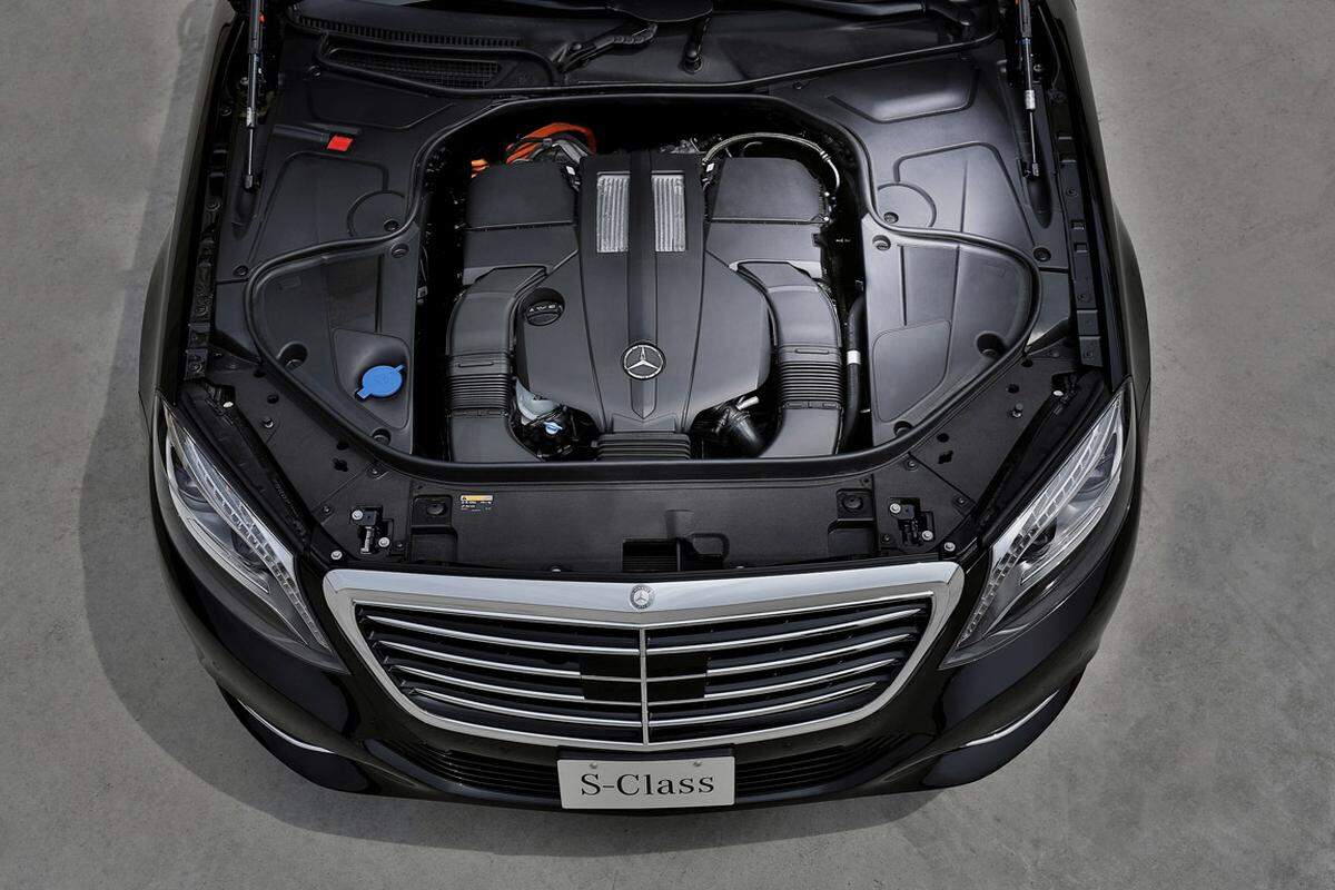 Mercedes stellt das dritte Hybrid-Modell der neuen S-Klasse, den S 500 PLUG IN HYBRID, vor.