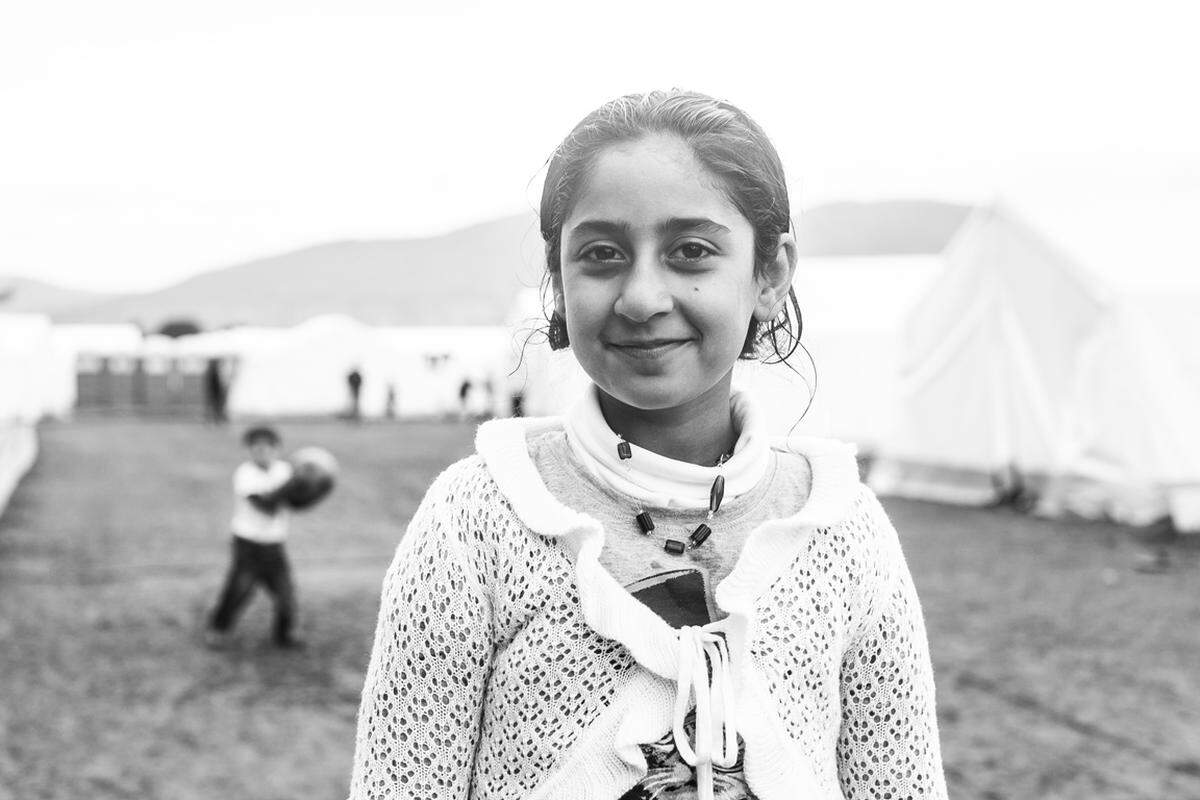 "Presse"-Fotografin Christine Ebenthal hat Impressionen aus dem Flüchtlingslager Traiskirchen eingefangen. Rund 1500 Asylwerber leben dort noch in Zelten oder im Freien. Mit einem baldigen Ende der Obdachlosigkeit ist nicht zu rechnen.