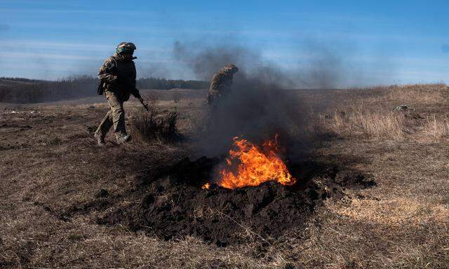Ein Bild vom aktuellen Krieg im dritten Jahr, 27. Februar 2024, ein ukrainischer Soldat trainiert taktische Übungen in Donetsk. 
