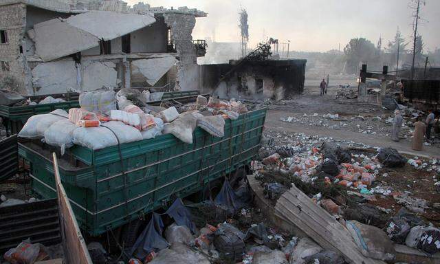 Am Tag nach dem Angriff. Überreste des attackierten UN-Hilfskonvois in der syrischen Provinz Aleppo. 