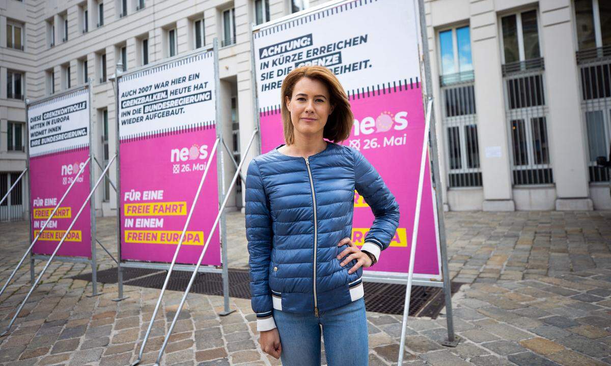 Plakatwelle Nummer drei setzt auf Kritik an Türkis-Blau: Mit Plakatständern an staugefährdeten Übergängen wollen sie auf die vom Innenministerium verlängerten Grenzkontrollen aufmerksam machen - bzw. diese bemängeln. Zu lesen ist: "Diese Grenzkontrolle mitten in Europa widmet ihnen Ihre Bundesregierung."