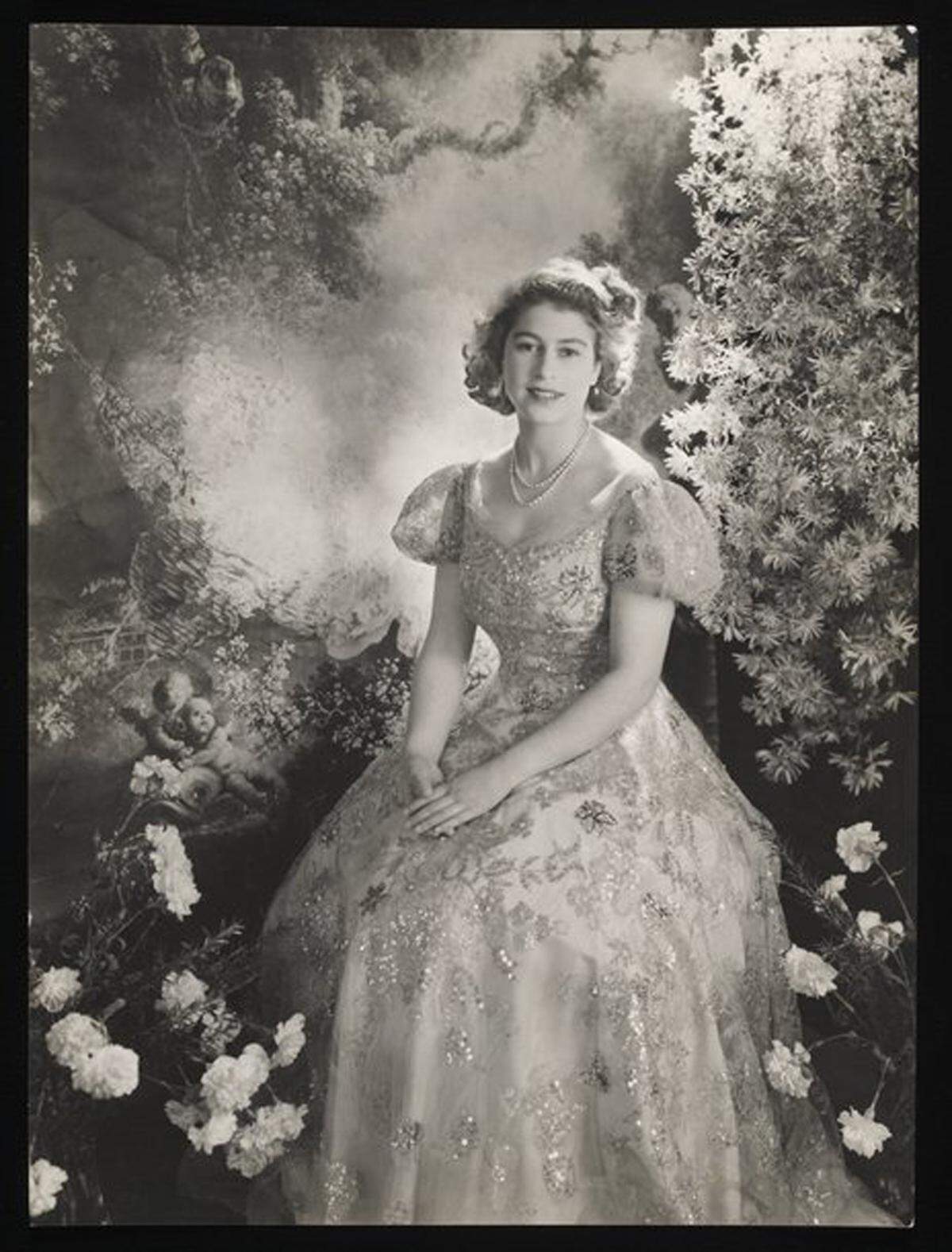 Zwei Monate nach dem Ausbruch des zweiten Weltkrieges zeigten die Bilder noch immer das Bild des Vorkriegs-England, was die Vision von einer scheinbar unerschütterlichen Monarchie aufrecht hielt. Prinzessin Elizabeth im März 1945.