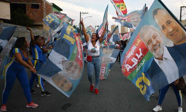Den ersten Wahlgang entschied Ex-Präsident Lula de Silva für sich. 