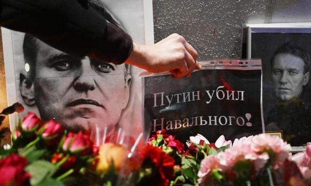 Ein Bild von Nawalny vor der russischen Botschaft in Warschau. Hier wird man deutlich: „Putin tötete Nawalny“ steht daneben. 