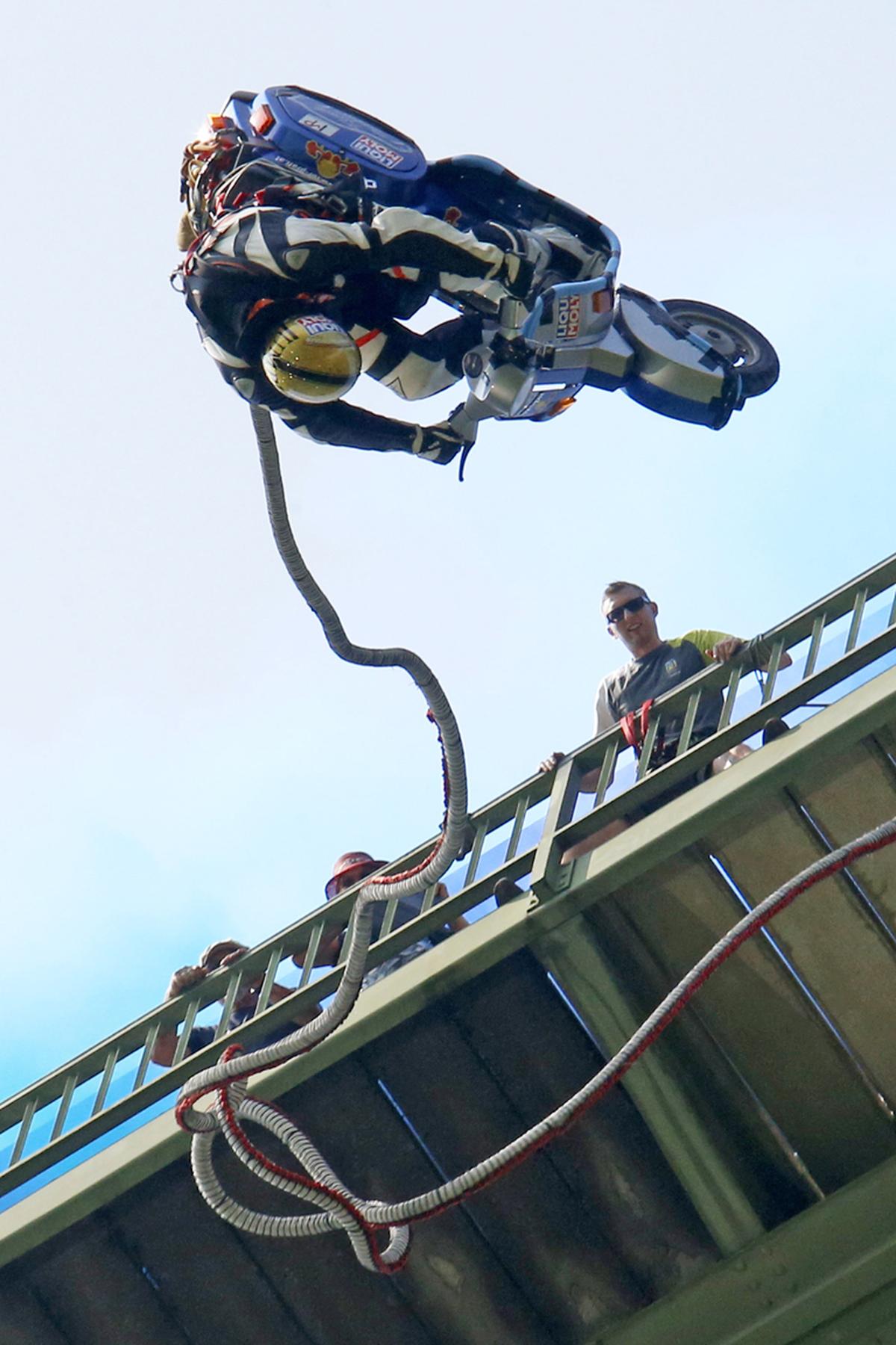 Vor seinem Sprung hatte der Oberösterreicher noch leichte Bedenken angemeldet: "Habe ich jetzt eigentlich schon hundertprozentig zugesagt, dass ich springe?", meinte er im Scherz. Doch Bungee-Sprung-Veranstalter Gerhard Grabner beruhigte ihn: "Wenn du einmal ausgependelt bist, dann bist du so sicher wie auf Omas Schoß."