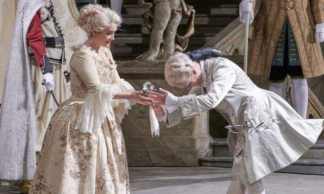 Erin Morley (Sophie) und Daniela Sindram (Octavian) bei der „Überreichung der silbernen Rose“: ein hübsches, aber etwas blasses junges Paar.