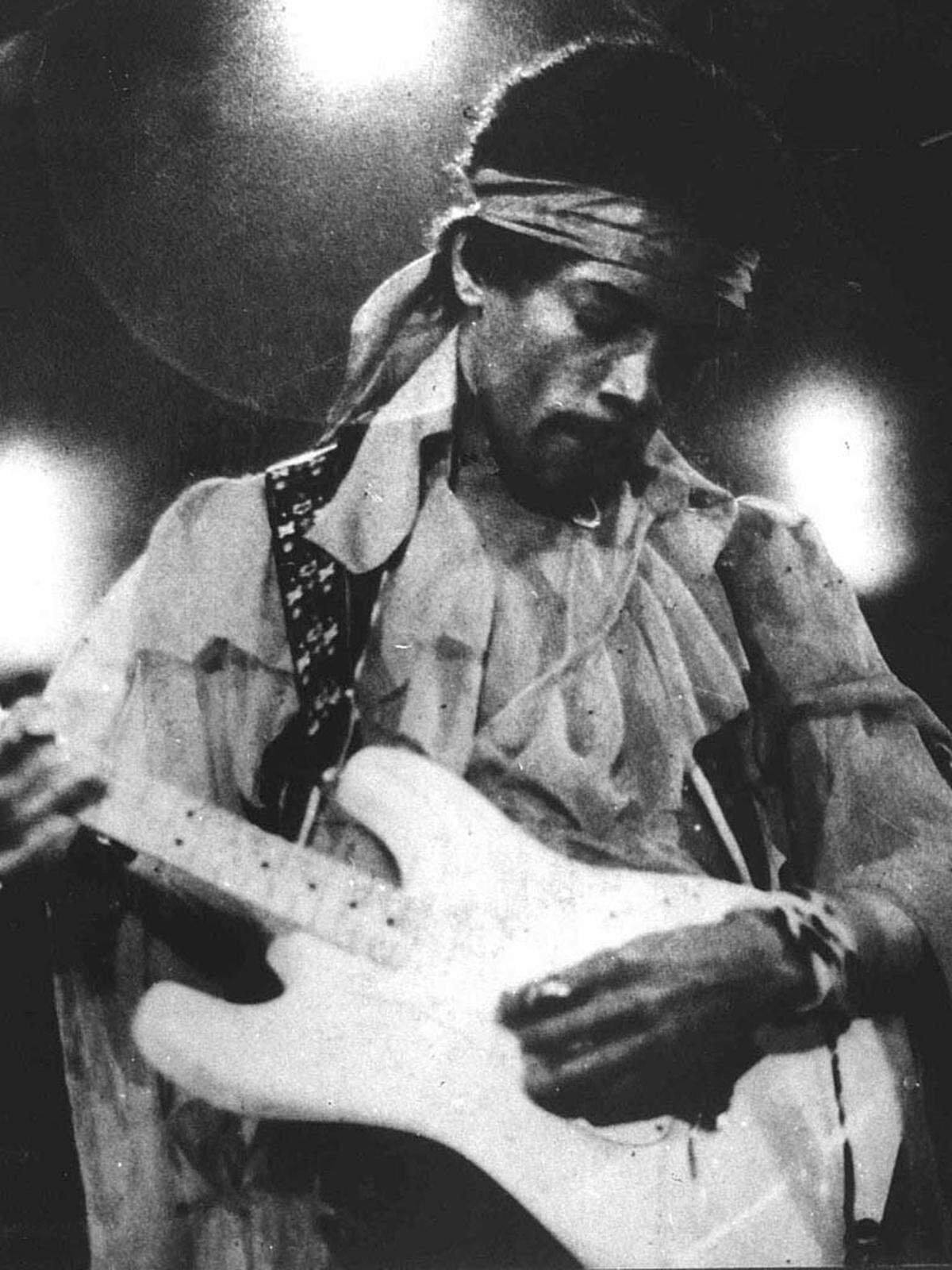 Für seinen kometenhaften Aufstieg blieben Jimi Hendrix gerade vier Jahre Zeit. 1966 hatte der frühere Bassist Charles "Chaz" Chandler den noch weitgehend unbekannten Musiker James Marshall Hendrix von den USA ins "Swinging London" verfrachtet. Aus James wurde im Flugzeug Jimi, aus Hendricks Hendrix. In Großbritannien sollte er etablierten Stars wie den Rolling Stones und The Who Paroli bieten.