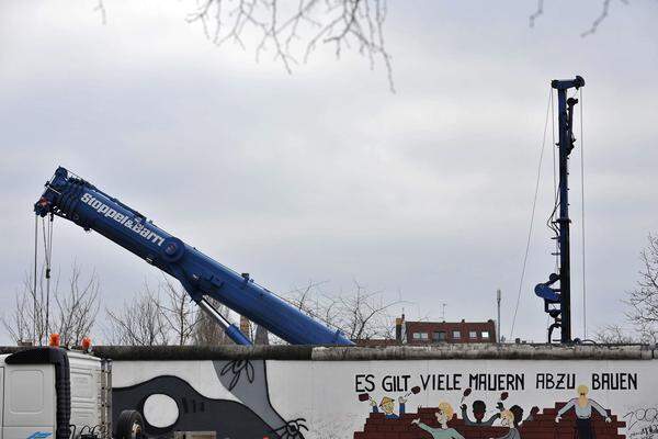 Schon am Donnerstag waren Baufahrzeuge an der Mauer-Galerie angerückt und hatten auf einer Länge von mehr als 20 Metern die Oberkante des bemalten Betonwalls entfernt.