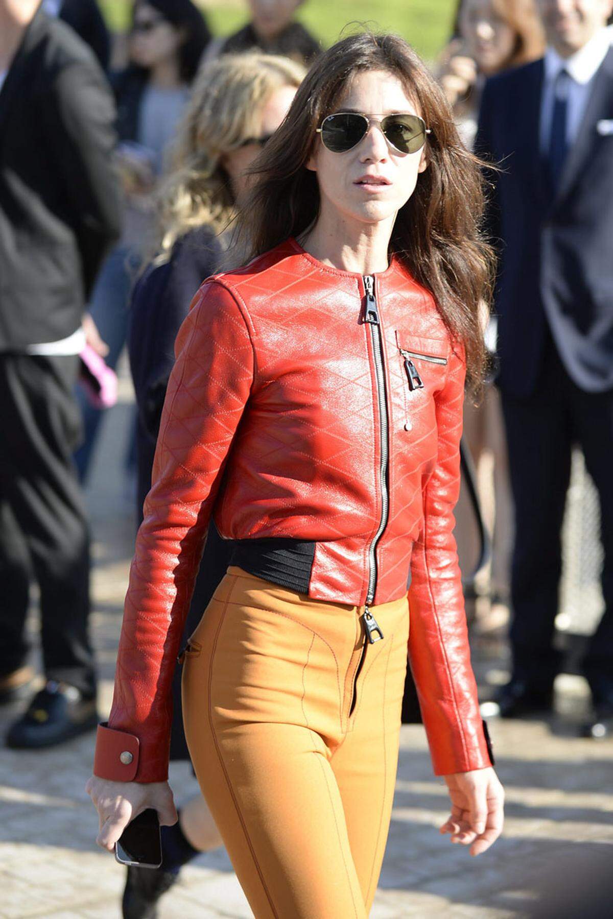Charlotte Gainsbourg stand ebenfalls schon für Louis Vuitton vor der Kamera und trug ein Outfit des französischen Traditioinsmodehauses.