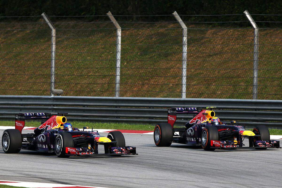 "La Repubblica" (Italien): "Triumph, Beleidigungen und Rempler. Vettel sprengt Red Bull. Da ist der Triumph. Ein berauschender Doppelsieg. Aber da ist auch das Gift. Weil Sepang nicht nur die Plätze eins und zwei von Vettel und Webber bringt, sondern auch die Sprengung des Duos, das sich auf der Strecke keilt."