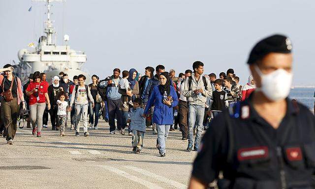 Flüchtline aus Syrien treffen auf Sizilien ein. Die EU-Kommission will diese Neuankömmlinge gerechter auf alle Mitgliedsstaaten verteilen.
