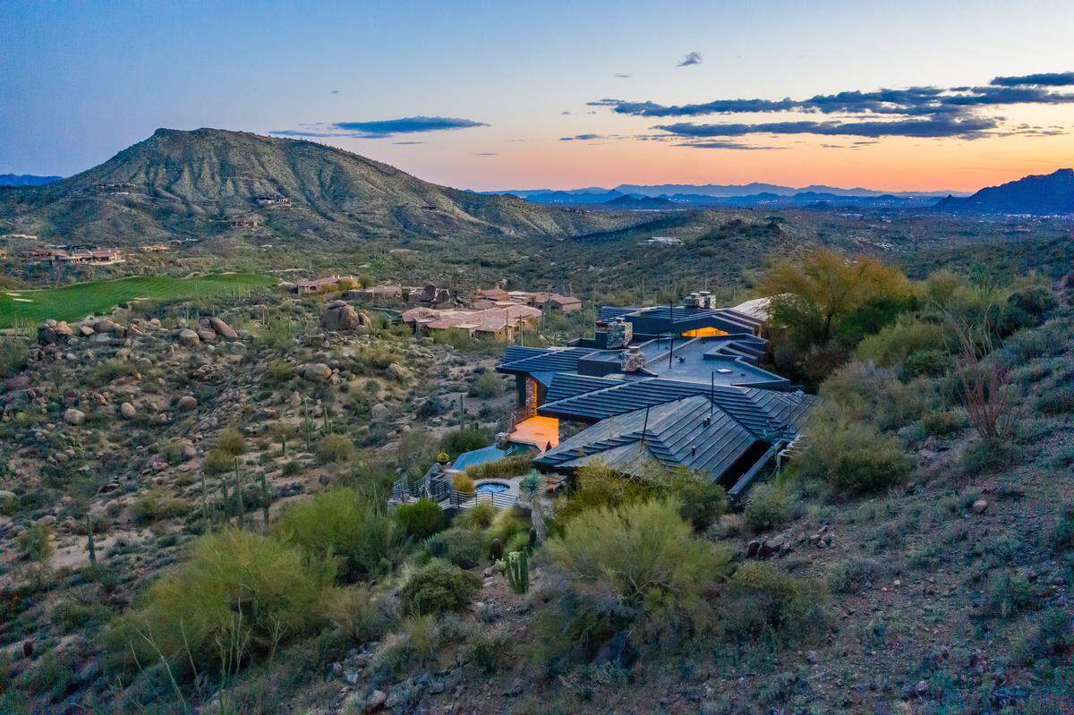 Panoramablick über die Wüste ArizonasDer Actionfilmstar und Kampfsportler Steven Seagal verkauft seinen langjährigen Wohnsitz in Scottsdale, Arizona. Der Kaufpreis beträgt 3,4 Mio. US-Dollar (ca. 2,9 Millionen Euro), die Vermarktung obliegt Engel &amp; Völkers Scottsdale.
