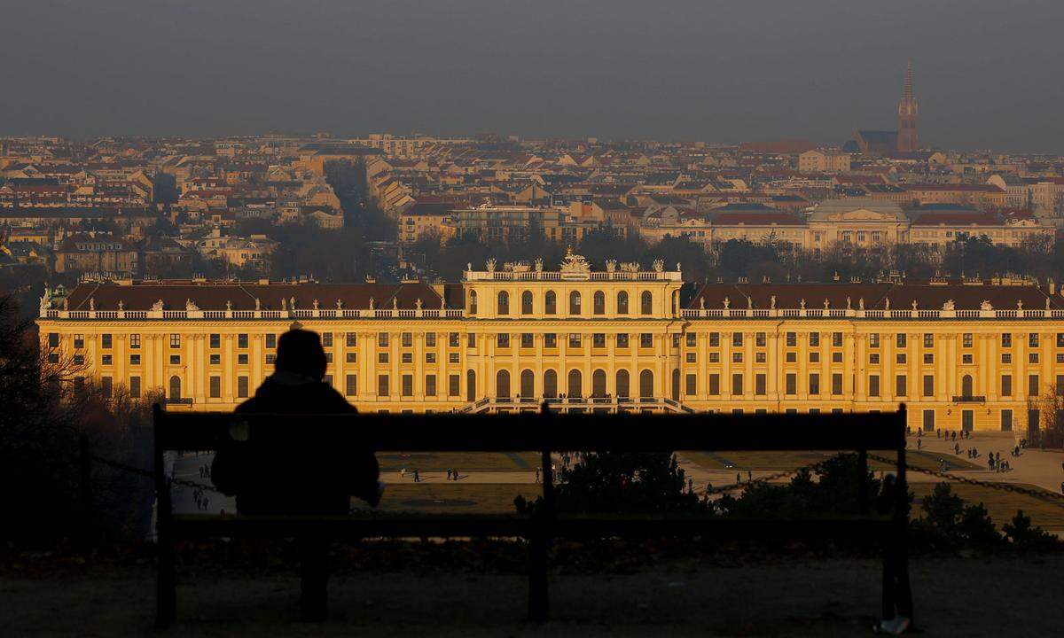 Wer als Tourist in der Stadt ist bzw. gerne in die Haut eines Wien-Touristen schlüpfen möchte, am 14. Februar findet in der Orangerie des Schloss Schönbrunn das tägliche Abendkonzert mit Musik von Johann Strauß und Wolfgang Amadeus Mozart statt. 