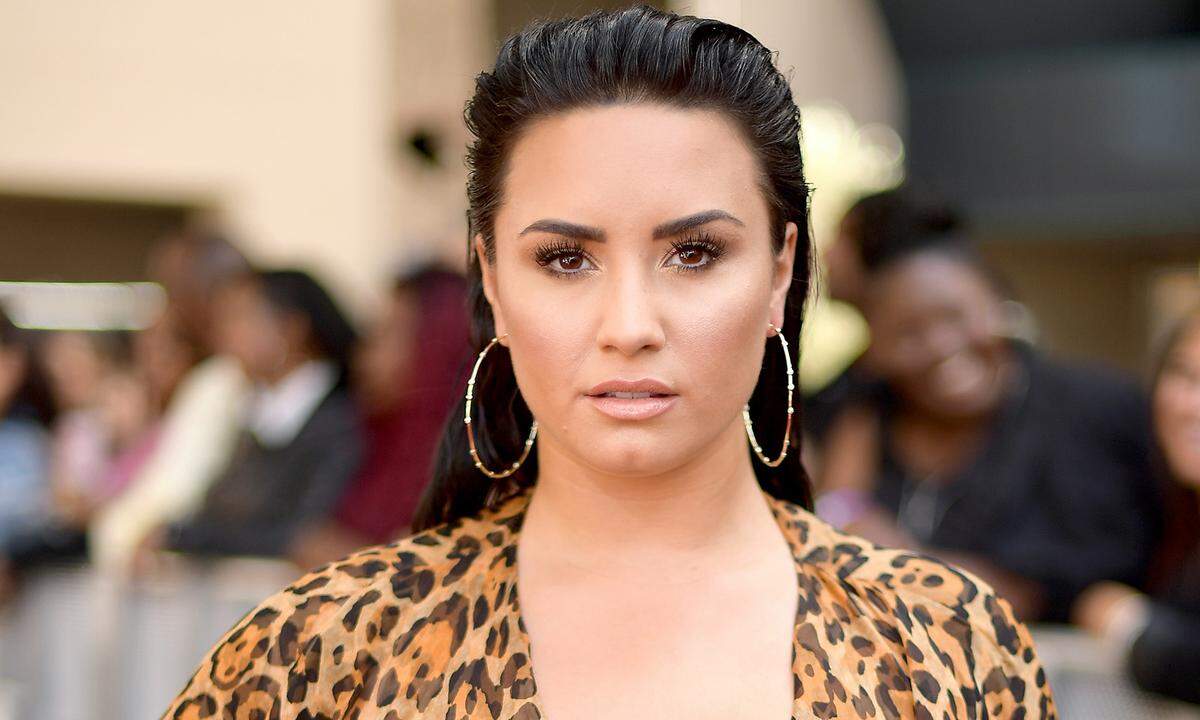 Erst vor kurzem wurde Demi Lovato wegen einer Überdosis mit einer unbekannten Substanz bewusstlos in ein Krankenhaus in Los Angeles eingeliefert. Lovato hat bereits in der Vergangenheit offen über ihre Drogenabhängigkeit und ihre psychischen Probleme gesprochen. Die US-Sängerin will sich nun im Kreise ihrer Familie erholen.