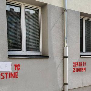 Ein Bild der IKG zeigt antisemitische Parolen an der Wand eines Geschäfts mit jüdischen Eigentümern.