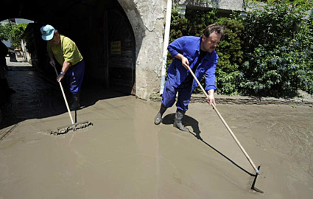 "Jetzt gilt alle Aufmerksamkeit der Krisenhilfe und der Unterstützung der Betroffenen", sagte Umweltminister Nikolaus Berlakovich. "Es ist wichtig, dass die Menschen in den Überschwemmungsgebieten so rasch und unbürokratisch wie möglich wieder zur Normalität zurückkommen. Wer rasch hilft, hilft doppelt."