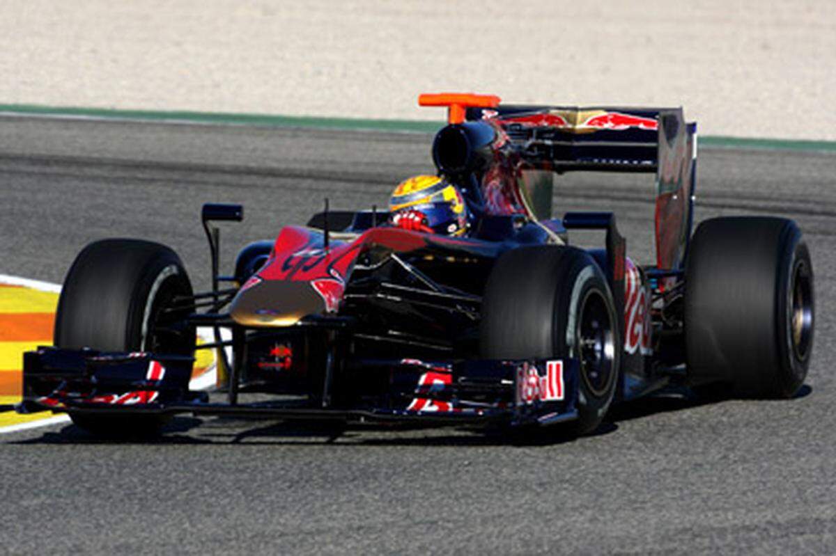 Sebastien Buemi, der mit Jaime Alguersuari das Fahrer-Duo bildet, drehte anschließend die ersten Runden mit dem STR5, der von einem Ferrari-Motor angetrieben wird.