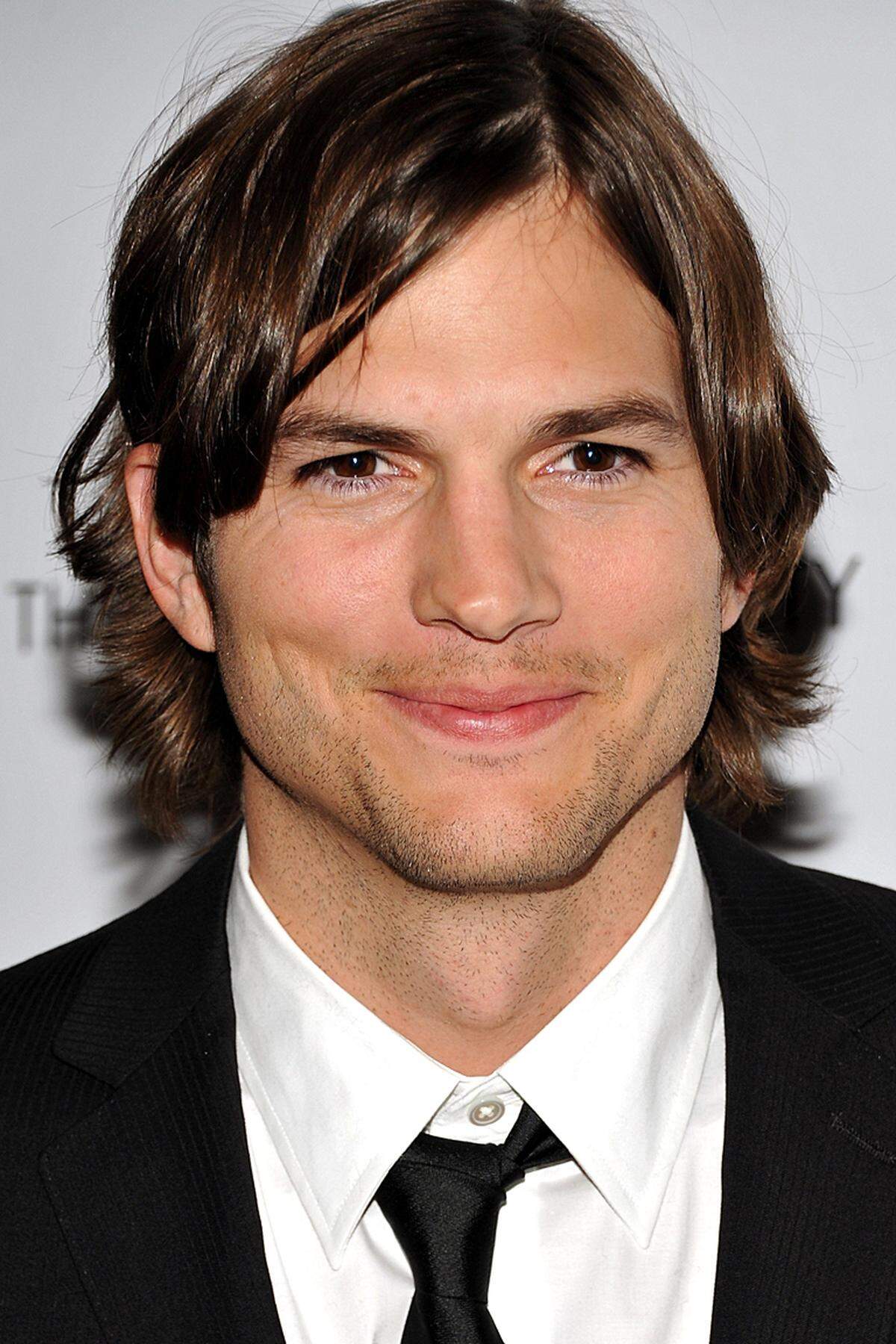 Unangefochten auf Platz eins der "Forbes"-Liste liegt Ashton Kutcher. Der Einstieg in die Erfolgsserie "Two and a half Men" brachte dem Freund von Mila Kunis 24 Millionen Dollar (umgerechnet 18,3 Millionen Euro) im vergangenen Jahr ein. Damit ist Kutcher der Bestverdiener unter den US-amerikanischen TV-Mimen.Es folgen die bestbezahlten weiblichen Fernsehstars: