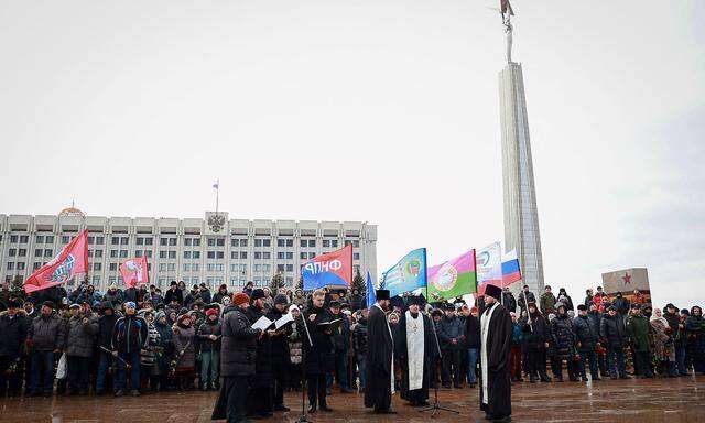 In Samara gedenken viele Menschen der verstorbenen Rekruten.
