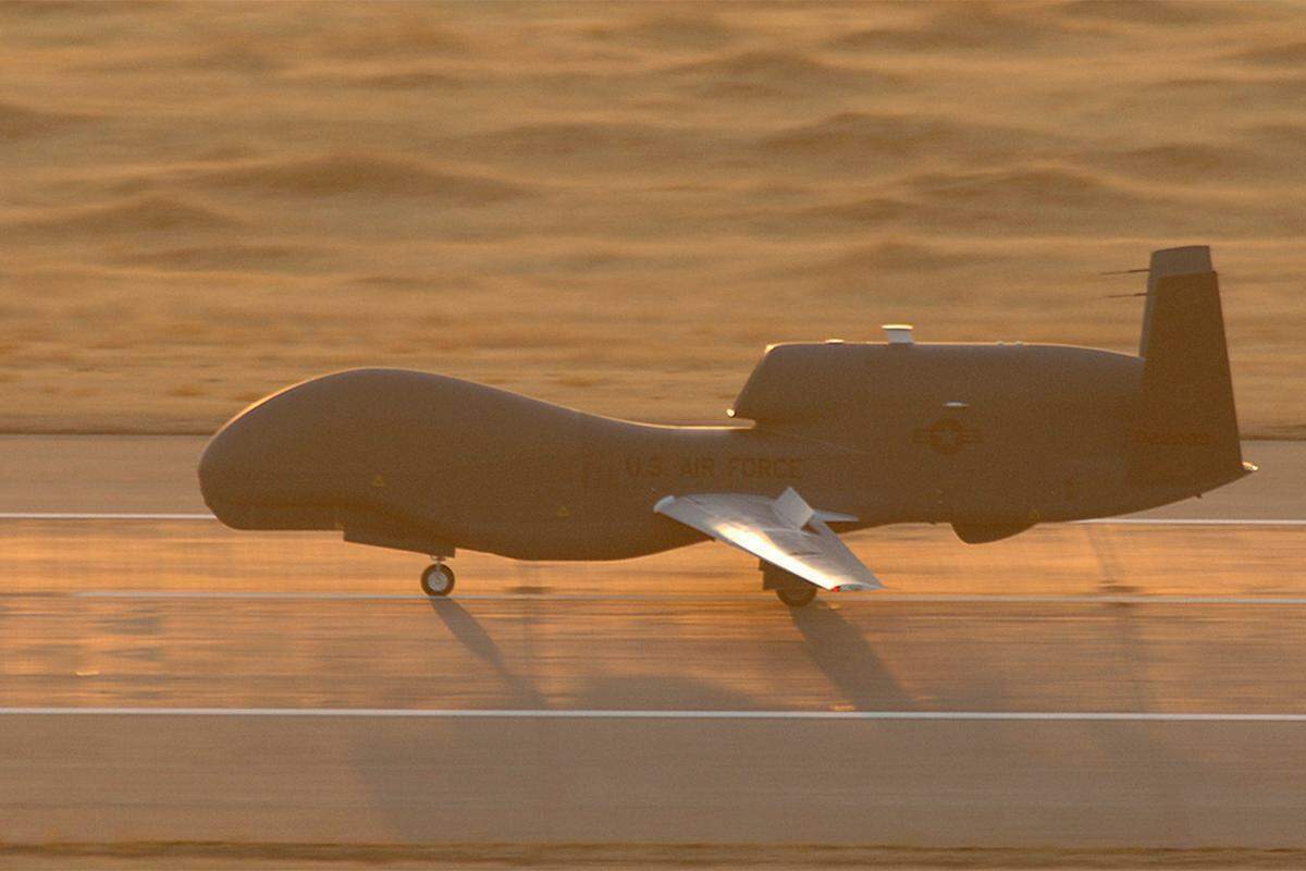 Militärisch effizient und moralisch umstritten: Drohnen dienen dem Militär als Waffen und Spione zugleich. Bild: RQ-4 Global Hawk der US-Luftwaffe