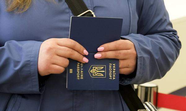 Symbolbild: Flüchtling mit ukrainischem Pass.