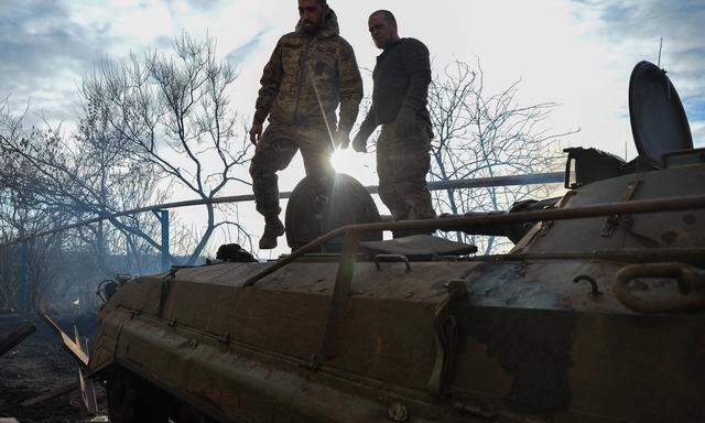 Dem Kessel entkommen: Ukrainer mit einem Schützenpanzer BMP westlich von Awdijiwka.